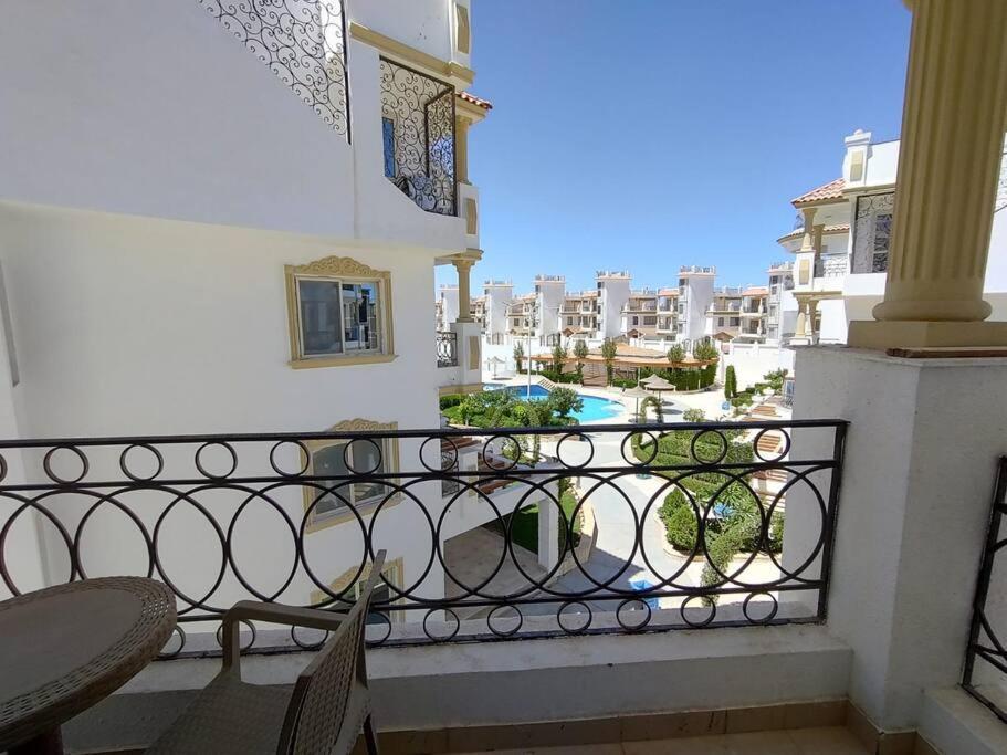 3-Bedroom Apartment On The Third Floor With 3 Balconies And Lovely Pool View, Street View And Free Beach Access In Sharm Hills Resort Dış mekan fotoğraf