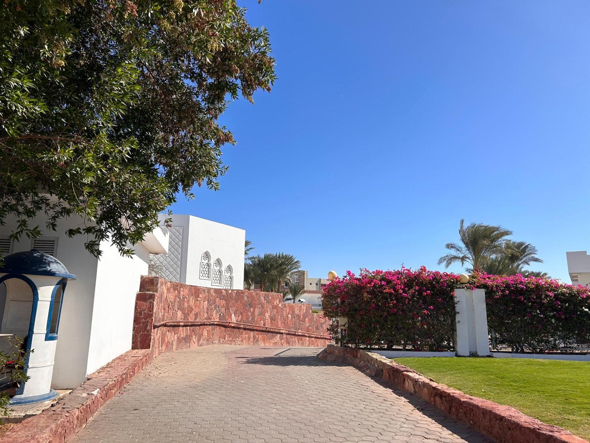 3-Bedroom Apartment On The Third Floor With 3 Balconies And Lovely Pool View, Street View And Free Beach Access In Sharm Hills Resort Dış mekan fotoğraf